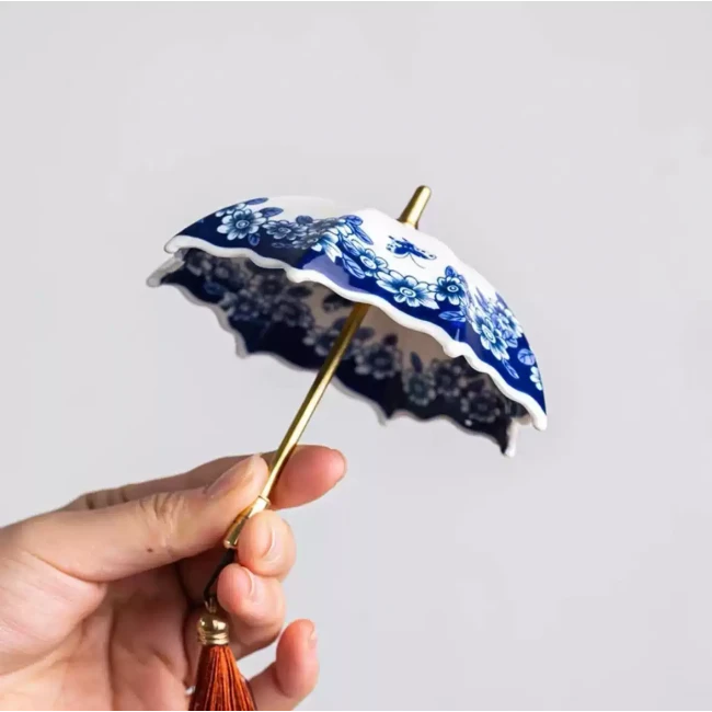 Creative Spinning Umbrella Tea Strainer | Handcrafted Blue and White Porcelain Tea Infuser