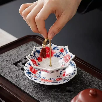 Creative Spinning Umbrella Tea Strainer | Handcrafted Blue and White Porcelain Tea Infuser